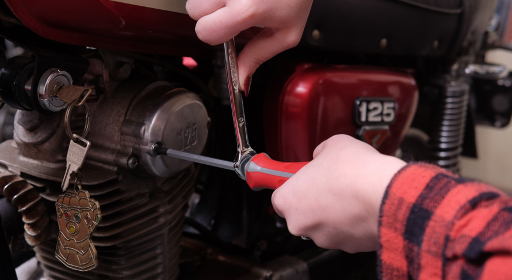 heavy_duty_screwdriver_in_action_kt_pro_tools.png